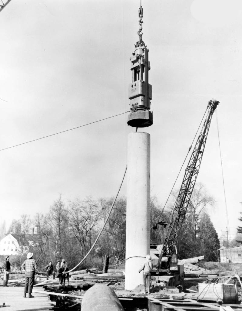Setting a Vulcan 020 on a concrete cylinder pile for the Portage Bay Bridge project in Seattle, Washington